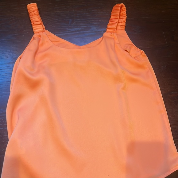 Orange top from periwinkle collection size small - Picture 4 of 4